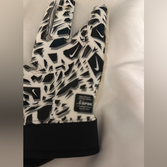 Nike shark youth soccer goalie gloves EUC - Picture 2 of 3